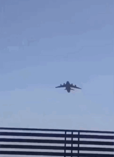 探奇怪|阿富汗政府沦陷后，当地平民纷纷聚集机场，10余人“扒上飞机”结果如何？