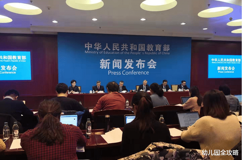 幼儿园全攻略|中小学放学再延两小时，孩子接送问题就解决了？新的问题又出现了