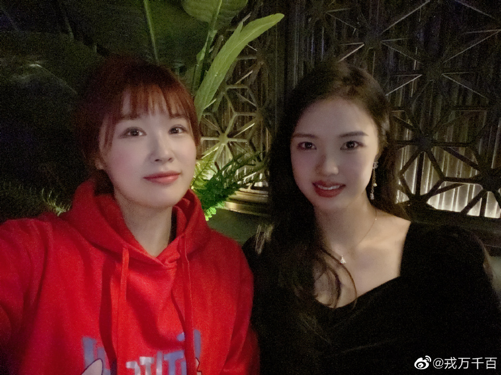 张常宁|太美了！女排张常宁精心打扮参加队友生日会，优雅大气明艳动人
