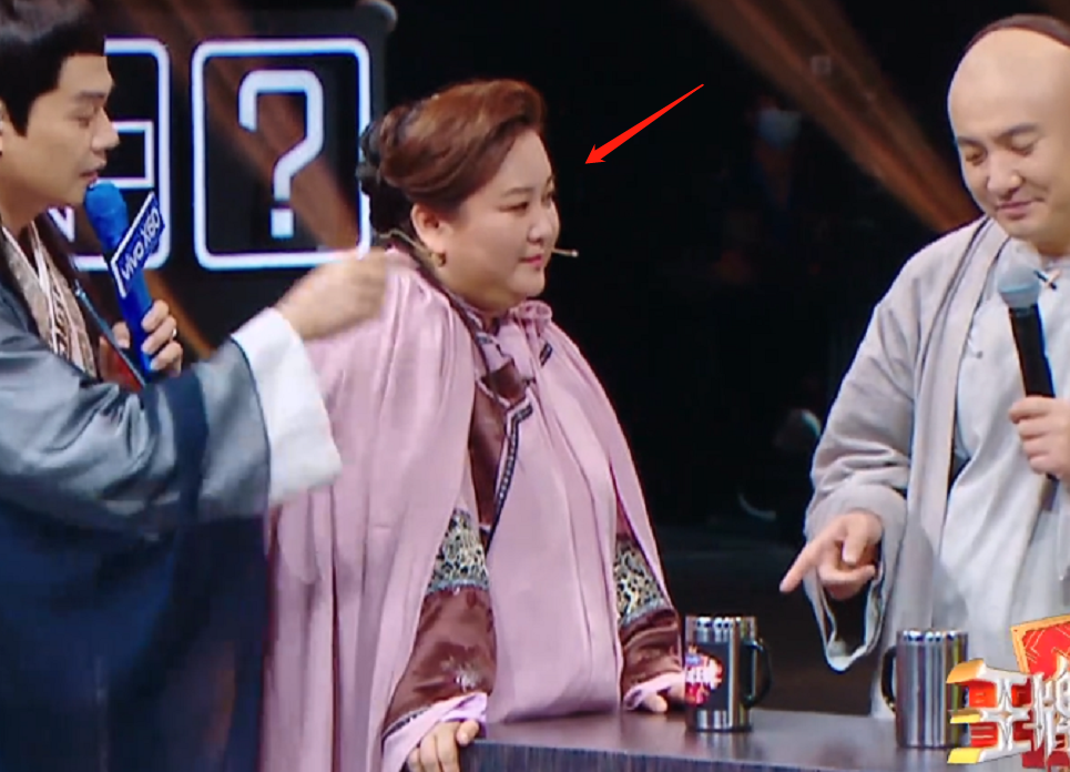 贾玲|《王牌》贾玲状态惹人担忧，在台上直接愣神，笑容勉强不是第一次