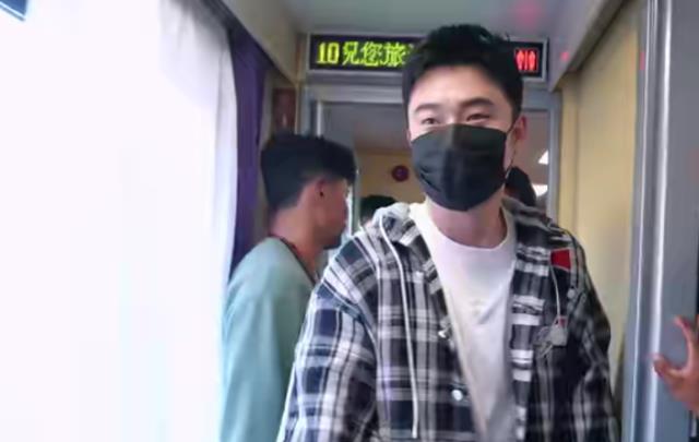 陈赫|陈赫坐火车，关晓彤突然从包间走出来，他的下一秒举动太真实了