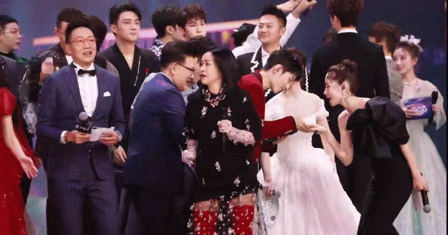 古力娜扎|娜扎被男演员公然袭胸，咋还替他说话呢？