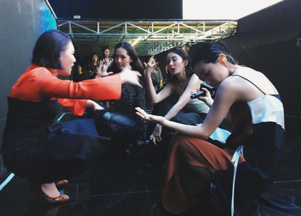 李沁|李沁参加《跑男》和baby坐一起，看清两人坐姿，已婚未婚显而易见