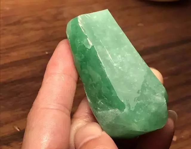 翡翠|毫不起眼的石头，切开后做出满绿观音挂件，您觉得美吗？