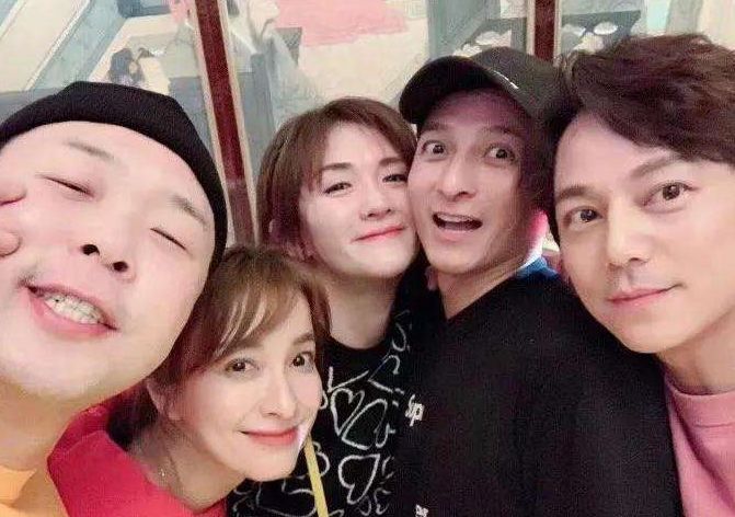 张艺兴|《快本》首期录制嘉宾曝光,宋茜最先到场,快乐家族阵容不变