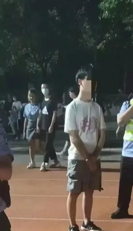 家有二宝育儿|不作死就不会死！湖工大新生偷拍女生裙底，学校处理结果大快人心