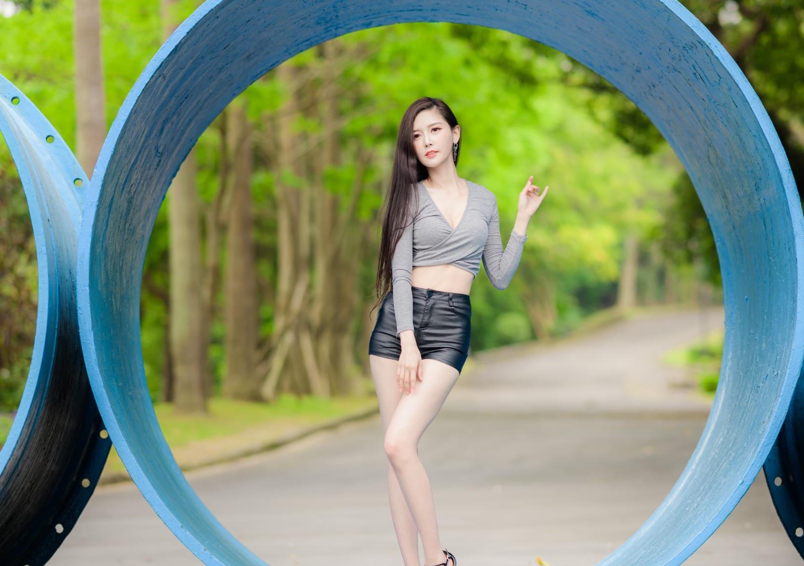 百里守刖|皮短裤搭配修身的超短小衫,简约元素的添加,穿出时尚潮范