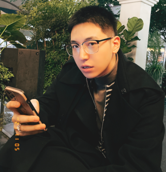 王九龙|郭德纲亲外甥王九龙被曝路边小解，不洗手吃零食还吮手指