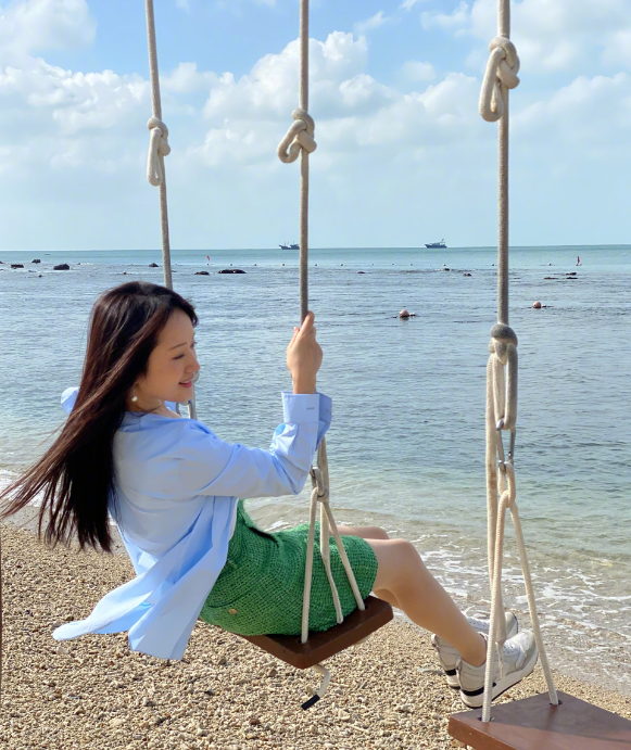 黄子韬|50岁杨钰莹和羊驼拥抱！抱菜篮亲手喂食不嫌脏，素颜皮肤透亮光滑