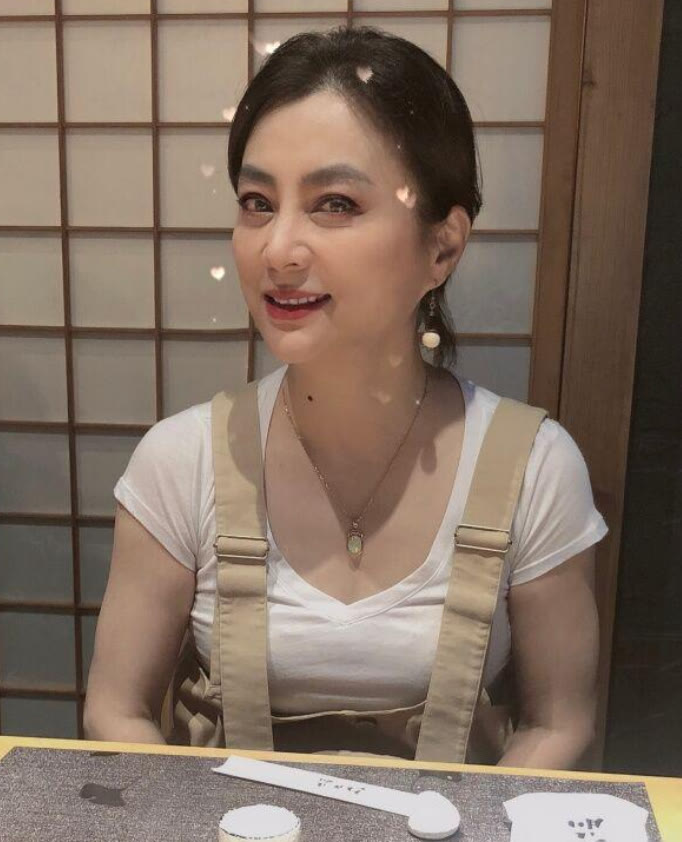 冻龄 李玲玉才不服老，穿背带裤扎马尾不像57岁，脸蛋还是当年美人模样