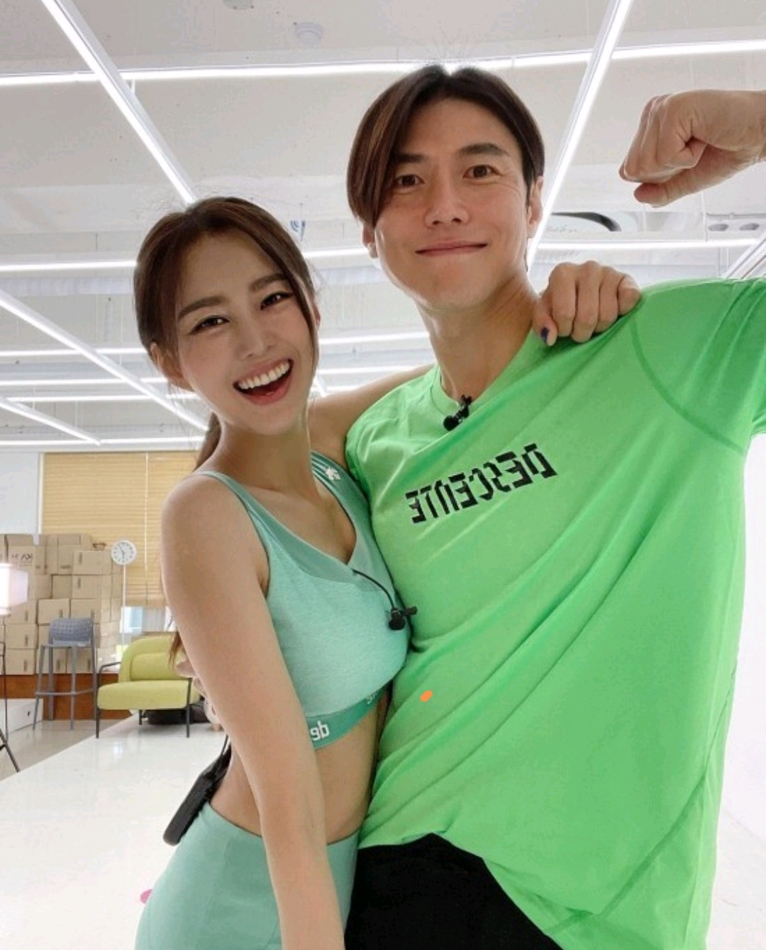 酒吧|韩女演员池素妍丢下丈夫，穿着无绳游泳服，出现在酒店的酒吧