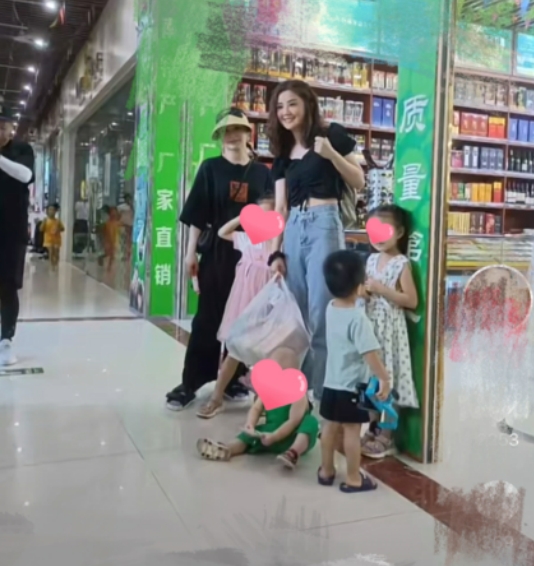 阿娇|阿Sa和阿娇合体逛街，两人形象差距大，阿娇矮胖如路人