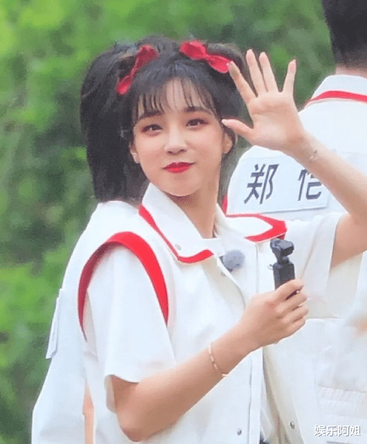 蔡徐坤|跑男最新路透释出！baby裤子丑，蔡徐坤筷子腿吸睛，她凭气质赢了