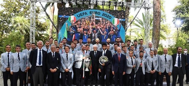 木莲点妈妈|意大利总统接见全队！曼奇尼帅爆，队长戴皇冠捧杯，博努奇披国旗