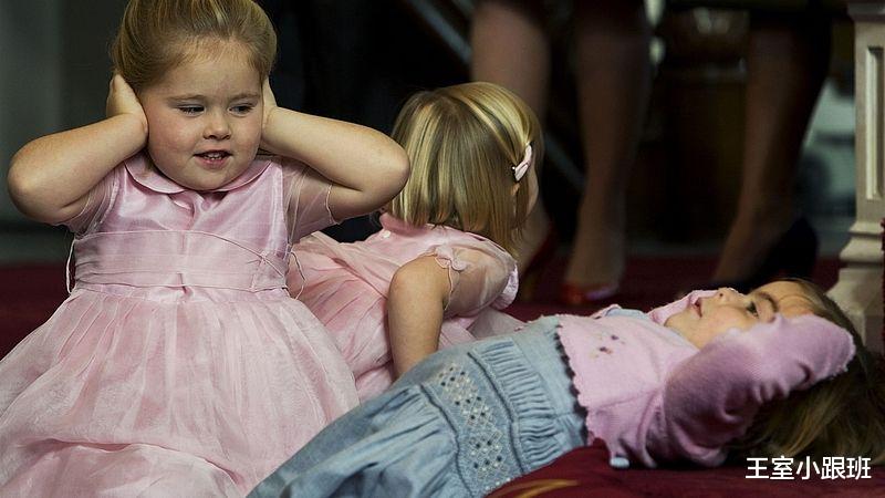 荷兰 荷兰俩公主幼时被迫营业，大合影时跑走玩闹，马克西玛也喊不住