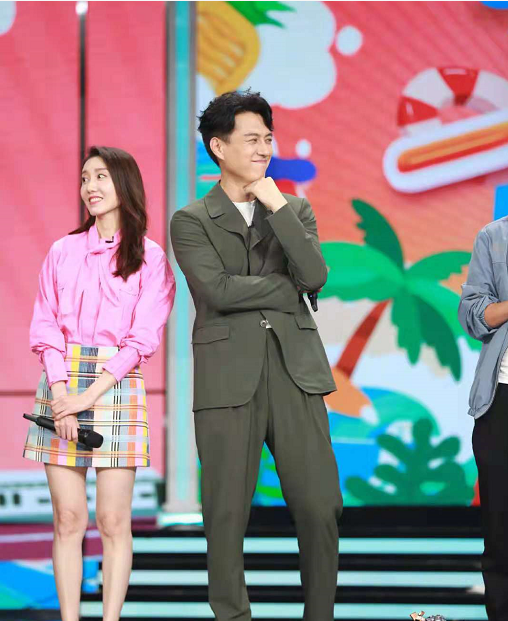 靳东|当众挽靳东手臂，即使传绯闻靳东也没有拒绝她，她到底什么来头？