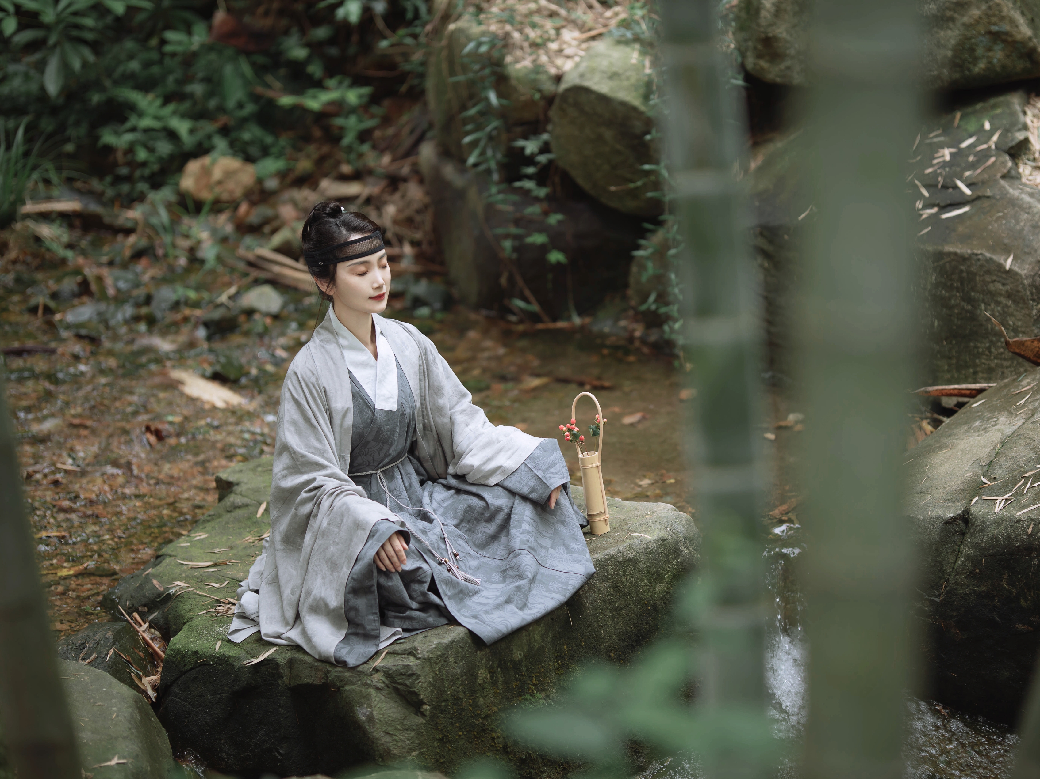 |是谁，娇羞凝眸，斜倚轩窗？是谁，揽镜画眉，柔情如织？