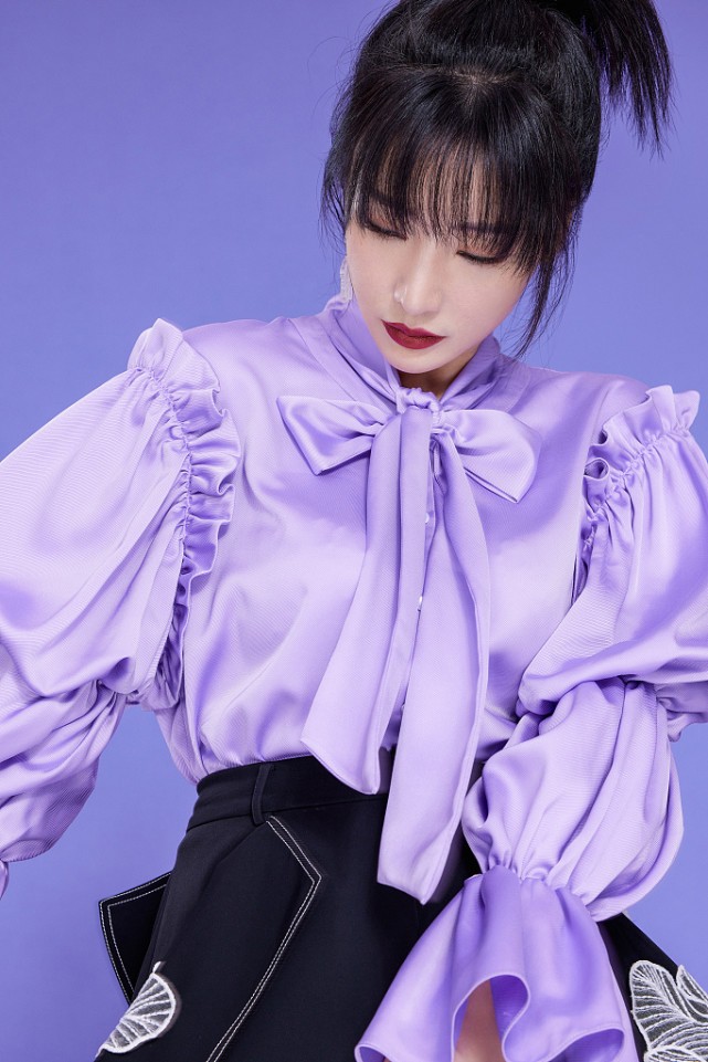 穿衣搭配|不刻意秀身材的柳岩更美了，穿紫色“氛围感”衬衫，少女感满满