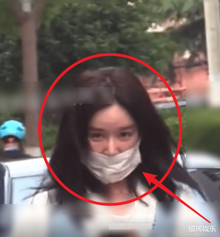 阚清子|又一当红女星恋情曝光，二人当街牵手好甜，女方等前任7年好遗憾