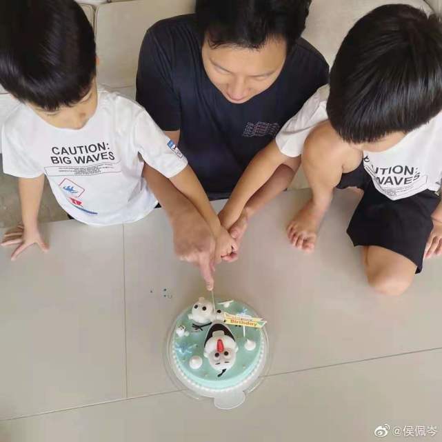 梅长苏|侯佩岑晒照为老公黄伯俊庆生，父子出镜颜值瞩目，侯佩岑大方表露爱意