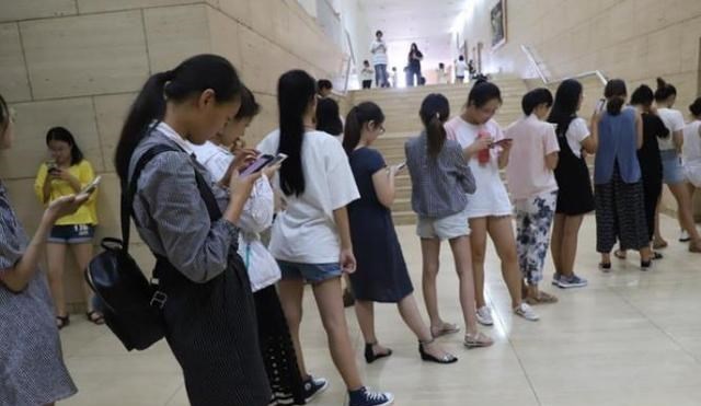 雪落无尘谈|大学为保证学生睡觉不被吵醒,用牛代替割草机,学生表示太暖心