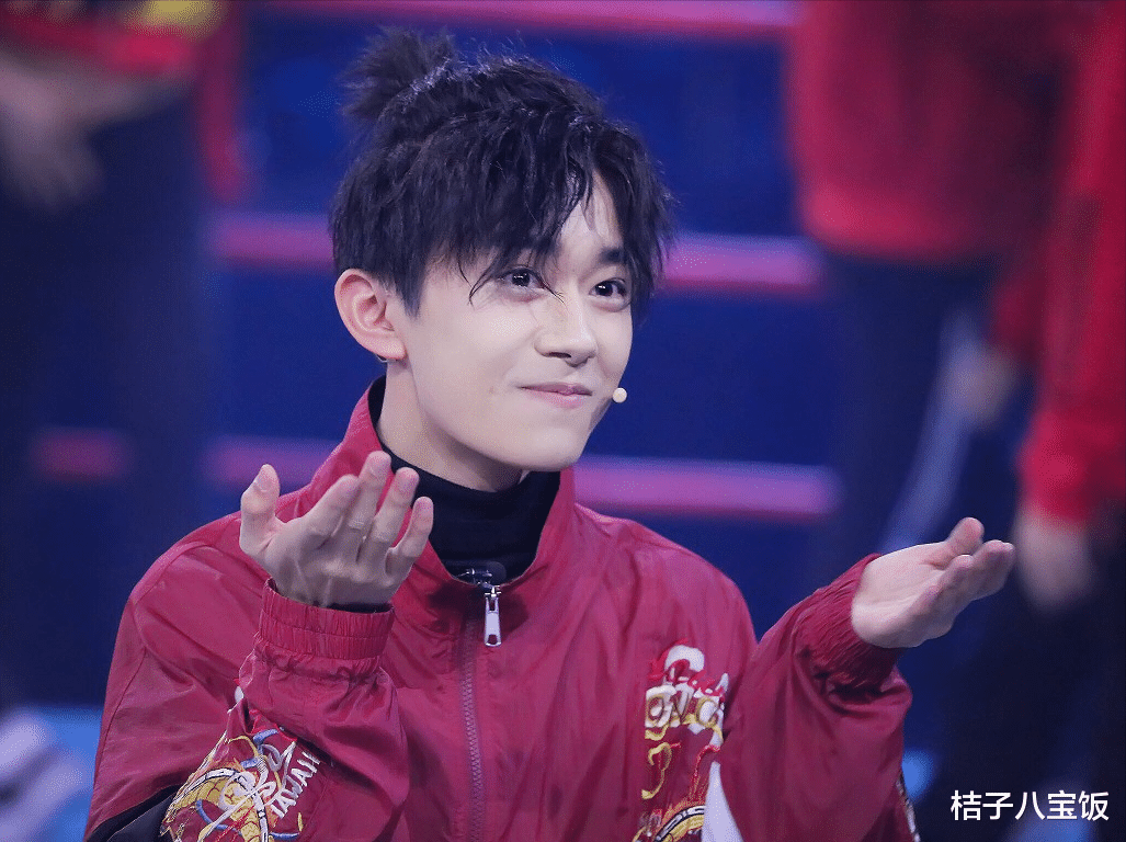 江疏影|为了和粉丝合影，这一次她直接跪在了地上