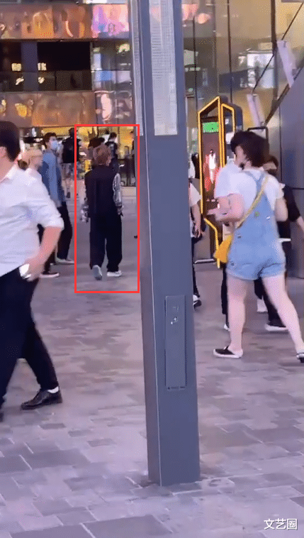 殷世航|殷世航不受封号影响，与套路璐牵手散步被偶遇，网友吐槽其身高只有1米3