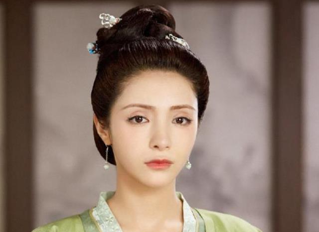 麦迪娜·买买提|有种“偏心”叫麦迪娜，女娲为她创造了美颜，却忘了捏一下她的手