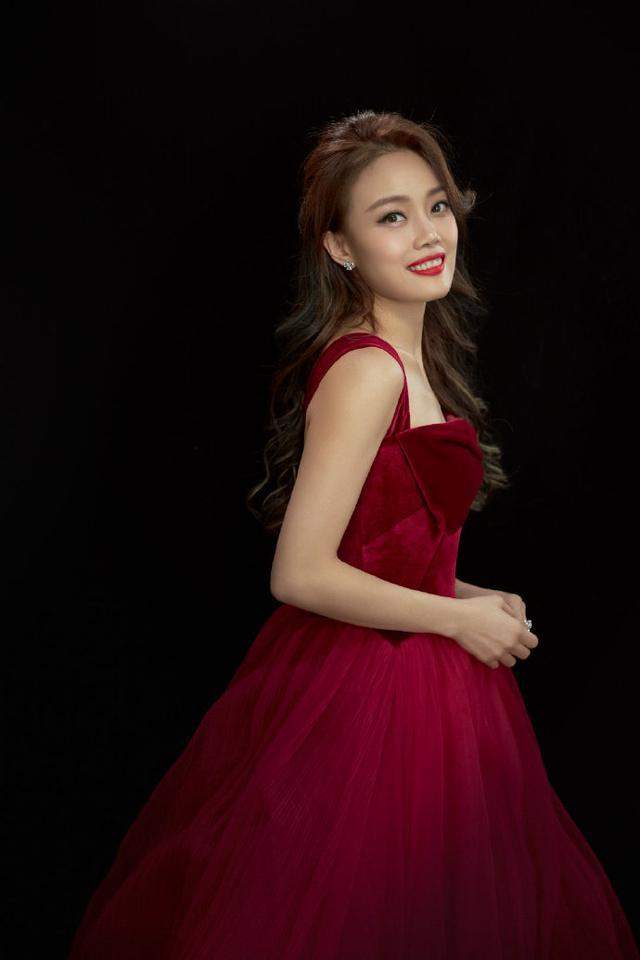 眼影|容祖儿美上央视，穿红丝绒纱裙优雅贵气，却被眼影抢了风头