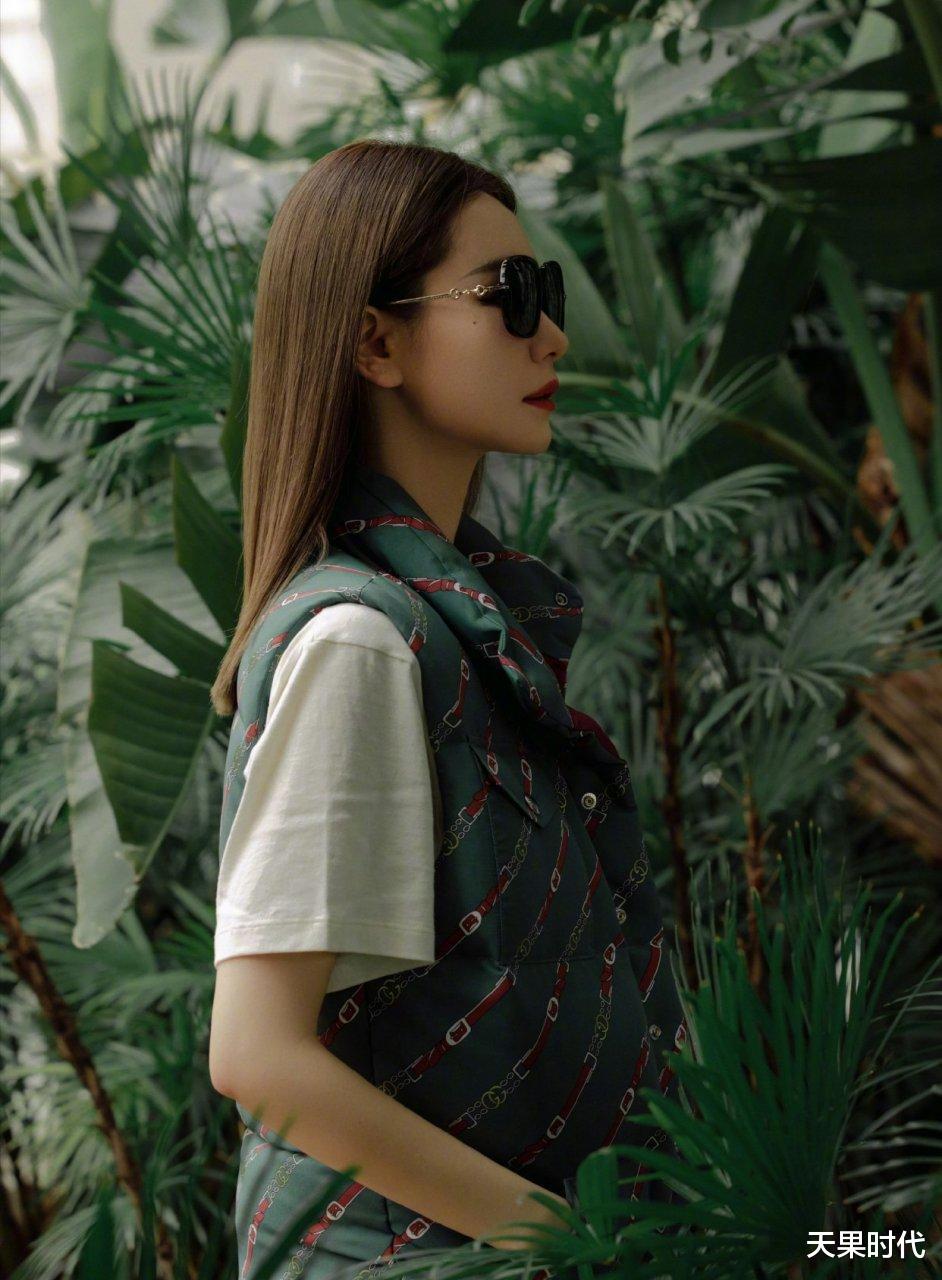 天果时代 戚薇不愧是时尚达人，短袖搭配棉马甲让人看不懂，不知是冷还是热