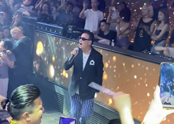 万梓良|演员万梓良近照曝光，在饭馆喝酒抱异性，边抽烟边与粉丝合影