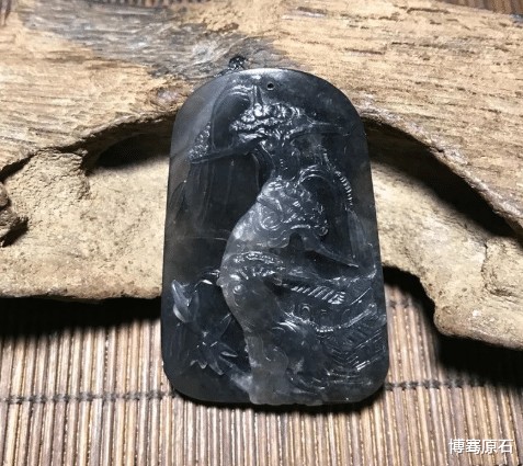 翡翠|小伙在网上花3000淘来了一块翡翠原石，几刀切开“黝黑一片”，成品出来小伙高兴坏了