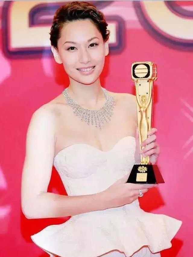 徐子珊|出道15年私生活混乱，被誉最丑港姐的她，如今41岁活成这样！