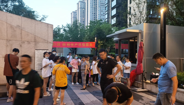 群租房|三房改成九房，里面还搭架子床？重庆照母山豪宅业主大战群租房