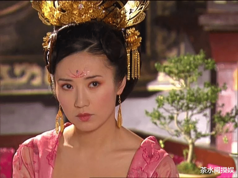 证件照|女星证件照对比：一半土气、一半和平时没差别，整没整容一目了然