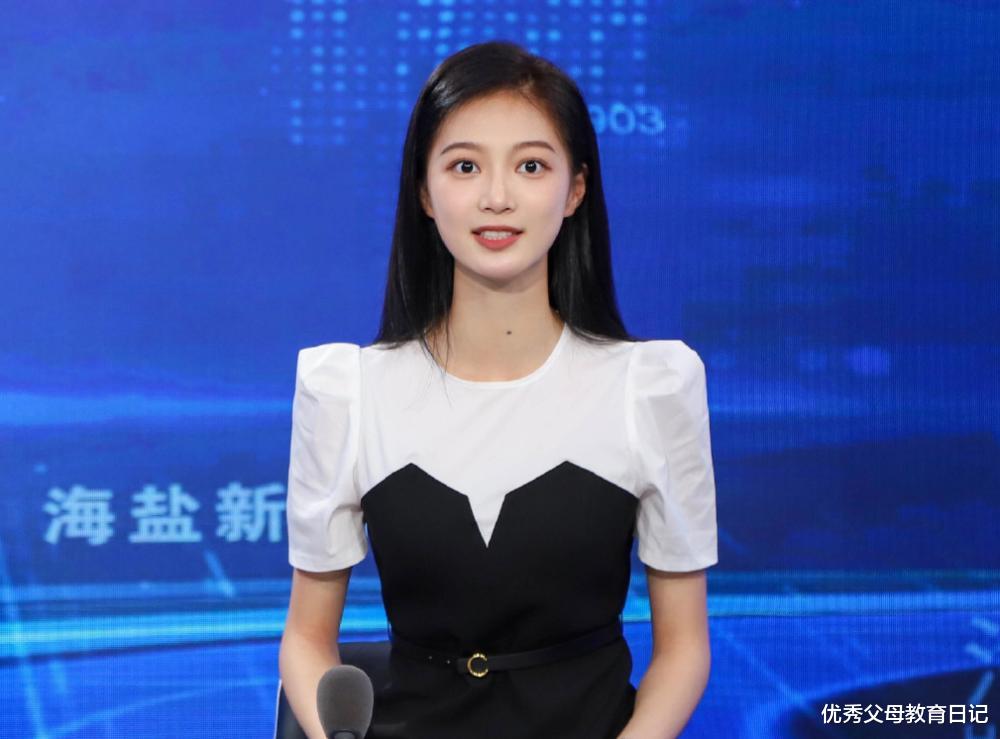 主持人|“领诵员”冯琳再次公开亮相，褪去青涩学生气，取而代之愈发知性