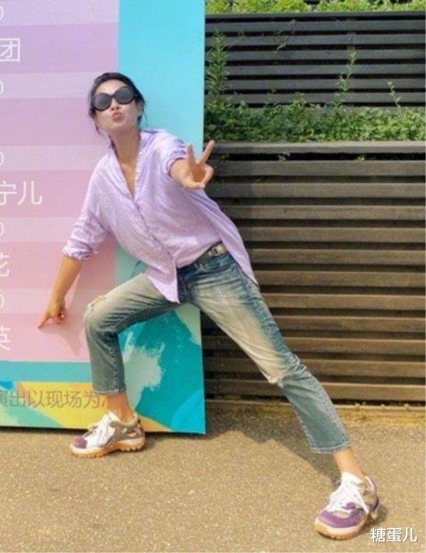 明星素颜|刘若英被偶遇的现场照，素颜发黄发油，胖的自然真实一点不装！