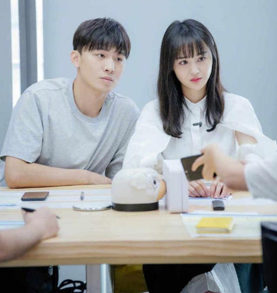 郑爽|郑爽跌落“神坛”，网友喊话破锅破摔曝光全部，多位明星被拉下水