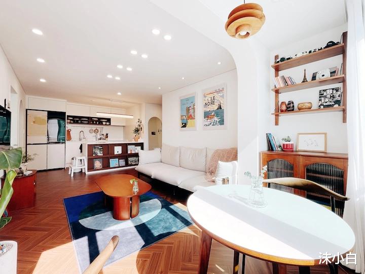 新老房89平，全屋猪肝红的地板，开放式厨房一个顶三！太精致了