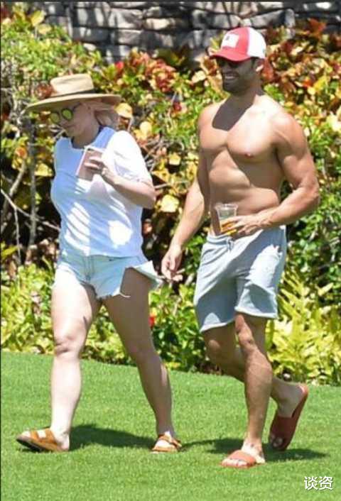 布兰妮·斯皮尔斯|39岁布兰妮跳舞，腹部赘肉多甜美感不再，却被90后男友宠成公主