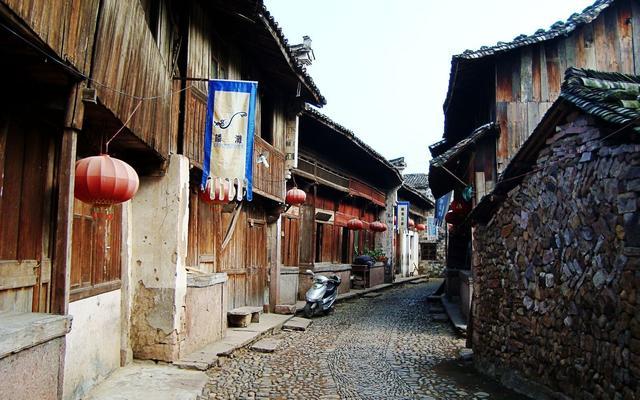 古镇 浙江有一小众古镇名气不大，却有很多特色美食，游客：想常住