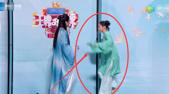 关晓彤|关晓彤被绊到扑向宋亚轩怀里，她的救场动作，堪称已有男友的典范