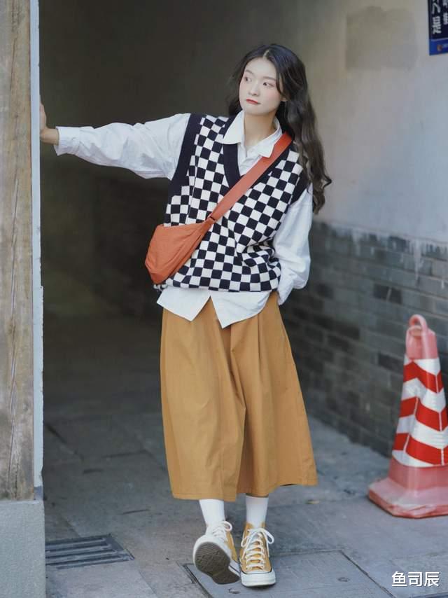 鱼司辰|适合20岁左右的女生穿,衬衫搭配半身裙,穿起来简约又有层次感