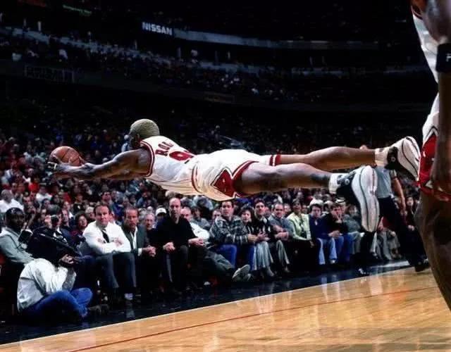 可馨育娃|“乔丹法则”之下的乔丹是怎么打球的？看看罗德曼怎么评价乔丹的