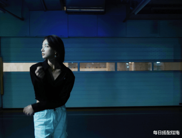 每日搭配指南 如何打造秋日氛围感穿搭？借鉴吴谨言的搭配思路，优雅减龄又时髦