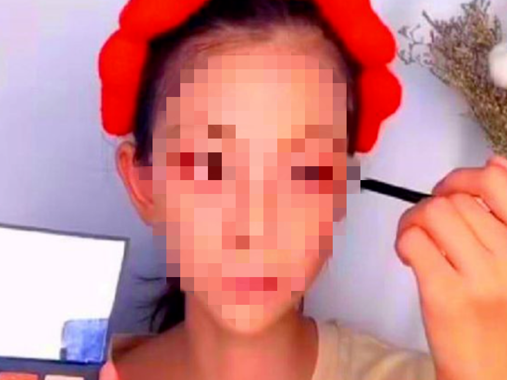化妆品|5岁女童教你化纯欲蜜桃妆，美妆博主低龄化，别让粉墨遮掩纯真美