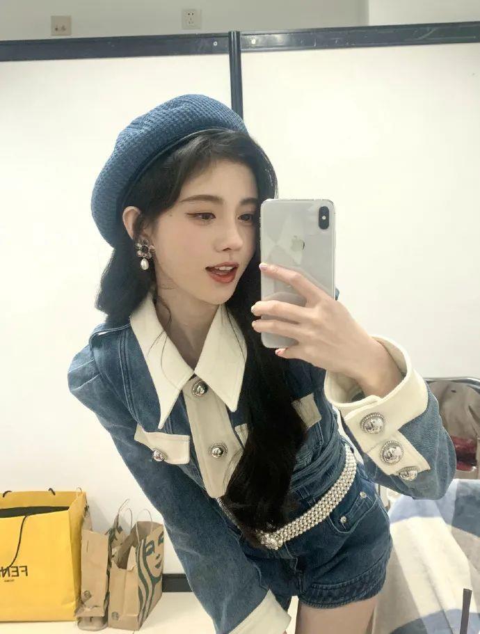 鞠婧祎|鞠婧祎穿蓝色牛仔裤献唱超美艳！雪肤玉貌太性感俏丽