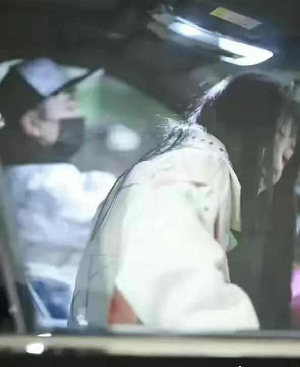 周洁琼|知名小花被指恋情曝光!和小鲜肉亲密搂抱同回住宅,女方火速回应