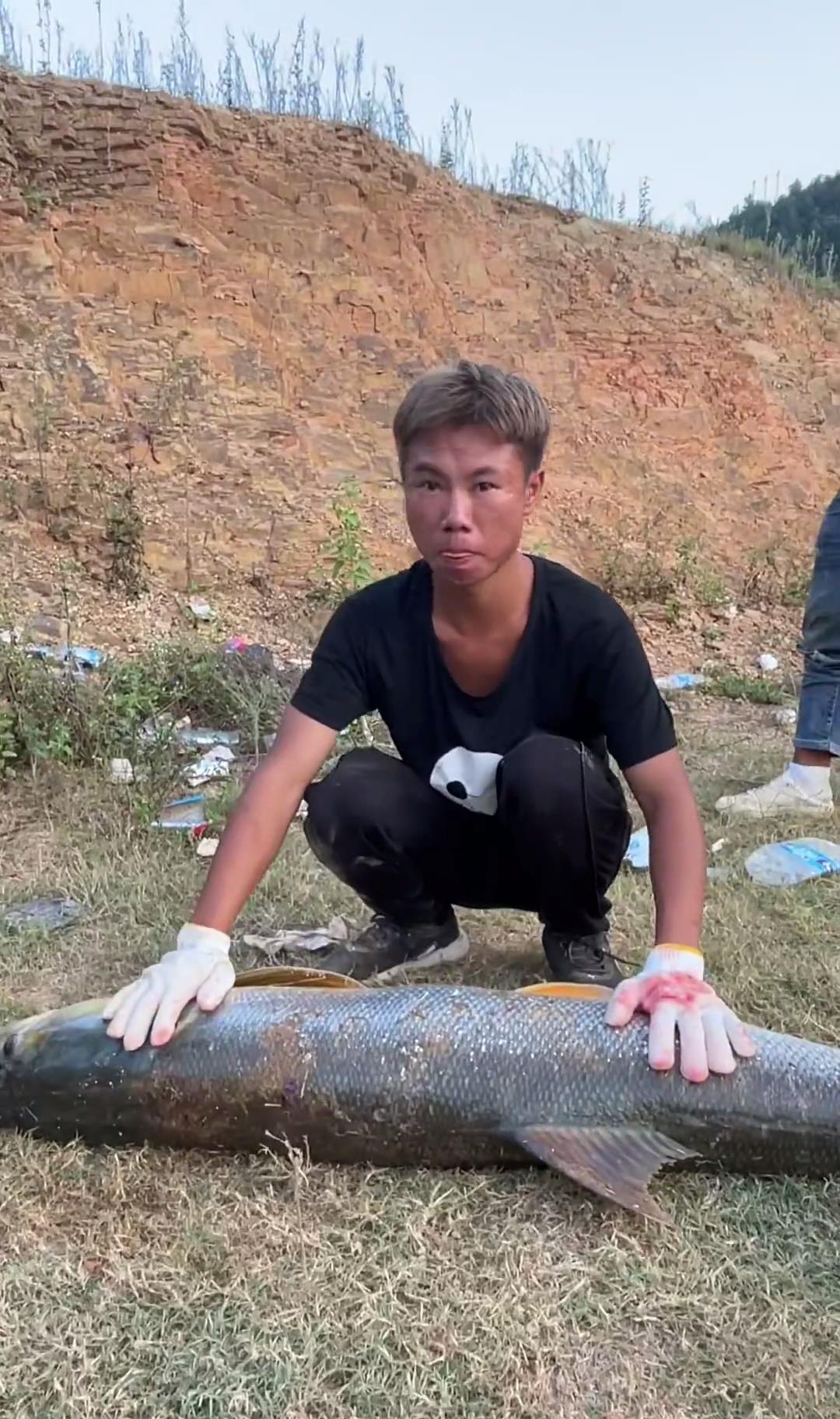 安顺 安顺男子遭遇“大河鱼王”，男子：溜了40分钟还不晓得是什么鱼