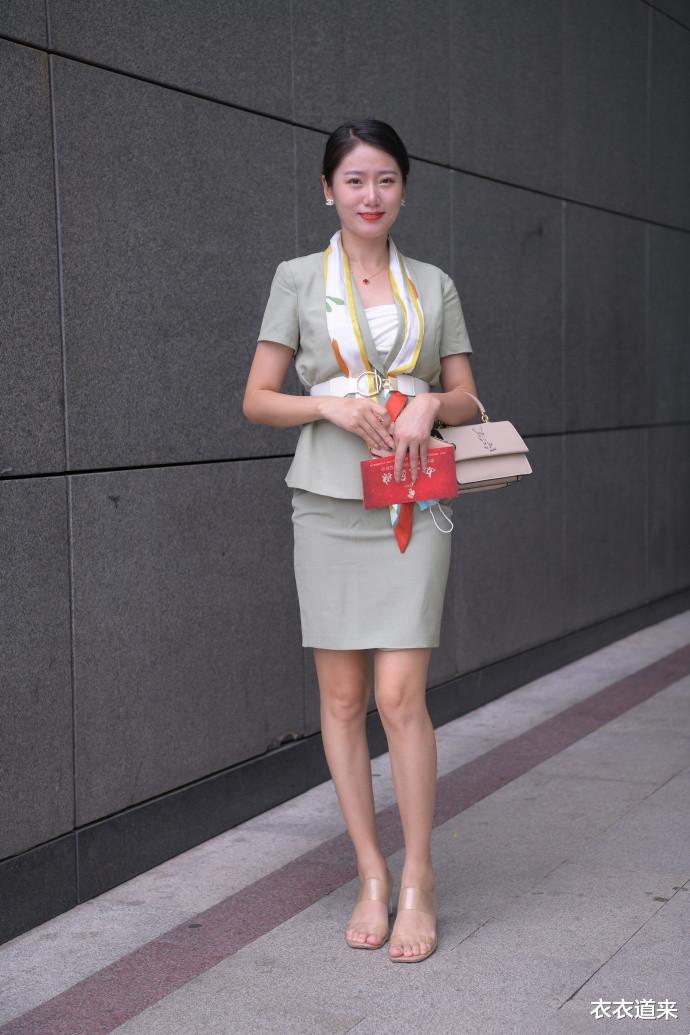 穿衣搭配|穿搭杏色套装裙，知性优雅，提升职场专注力